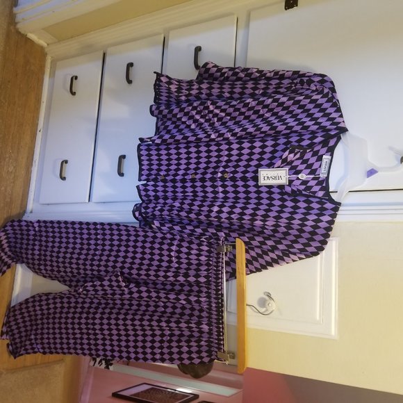 "Slumber in Style: Chic & Comfortable Luxury Pyjamas" - Picture 3 of 7